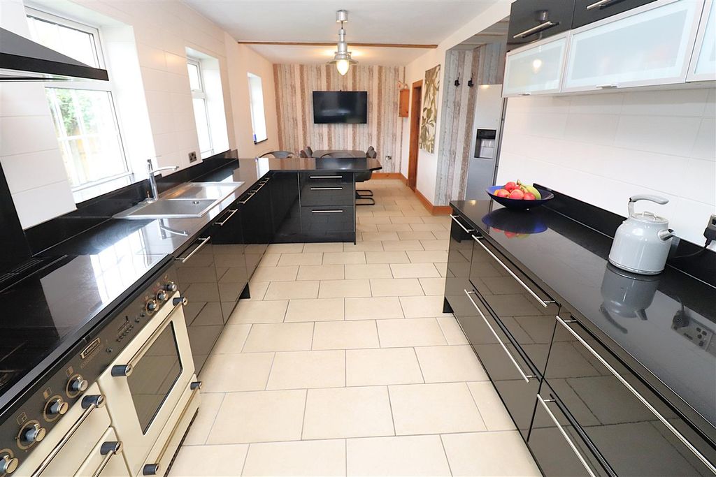 Property photo 2 of 40 Kitchen/ Diner