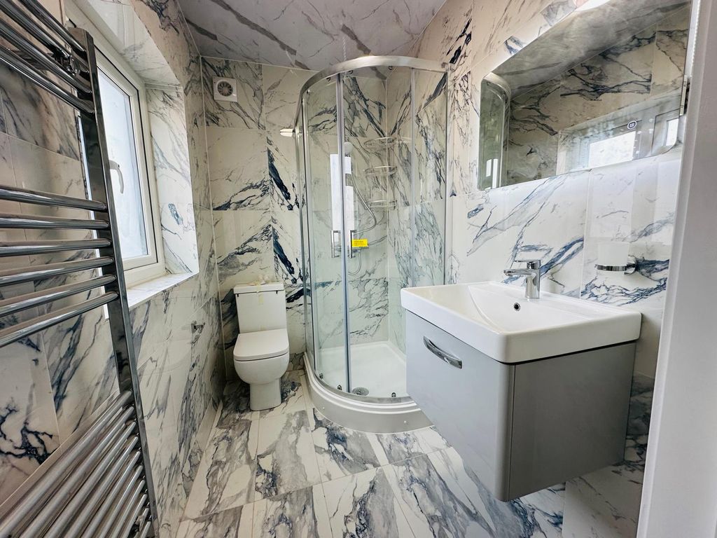 Property photo 2 of 3 En-Suite