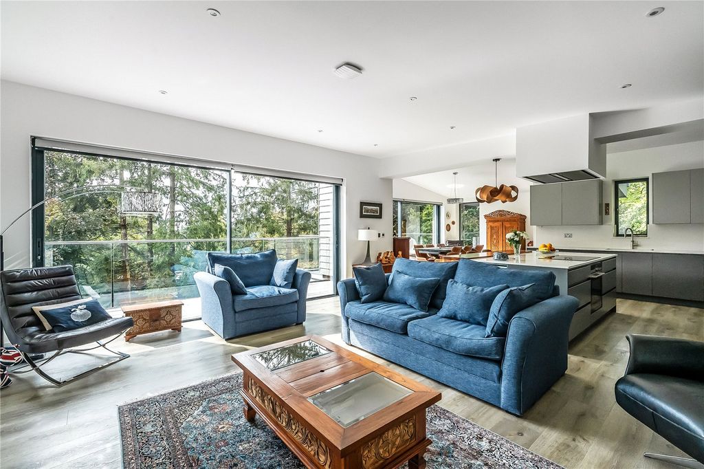 Property photo 3 of 18 Sitting Room