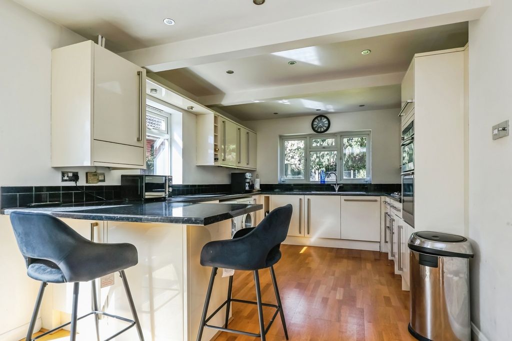 Property photo 2 of 20 Fitted Kitchen