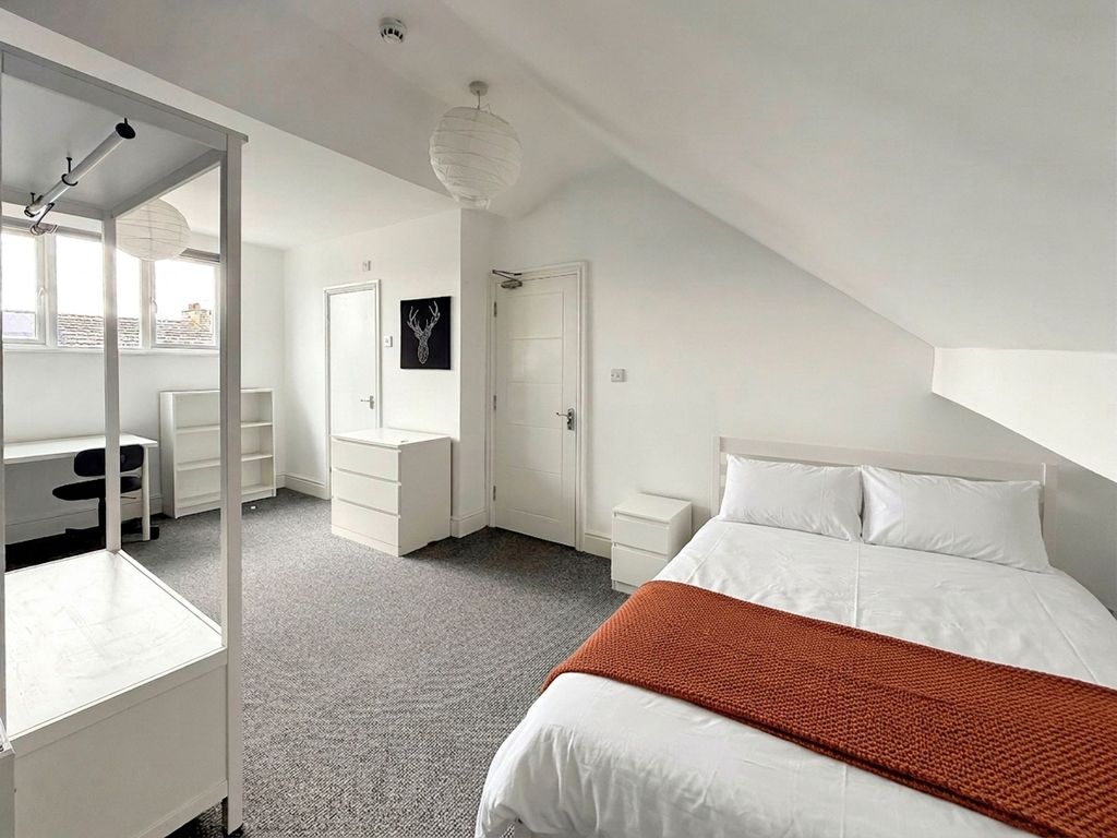 Property photo 1 of 12 Bedroom 5 (Has En-Suite)