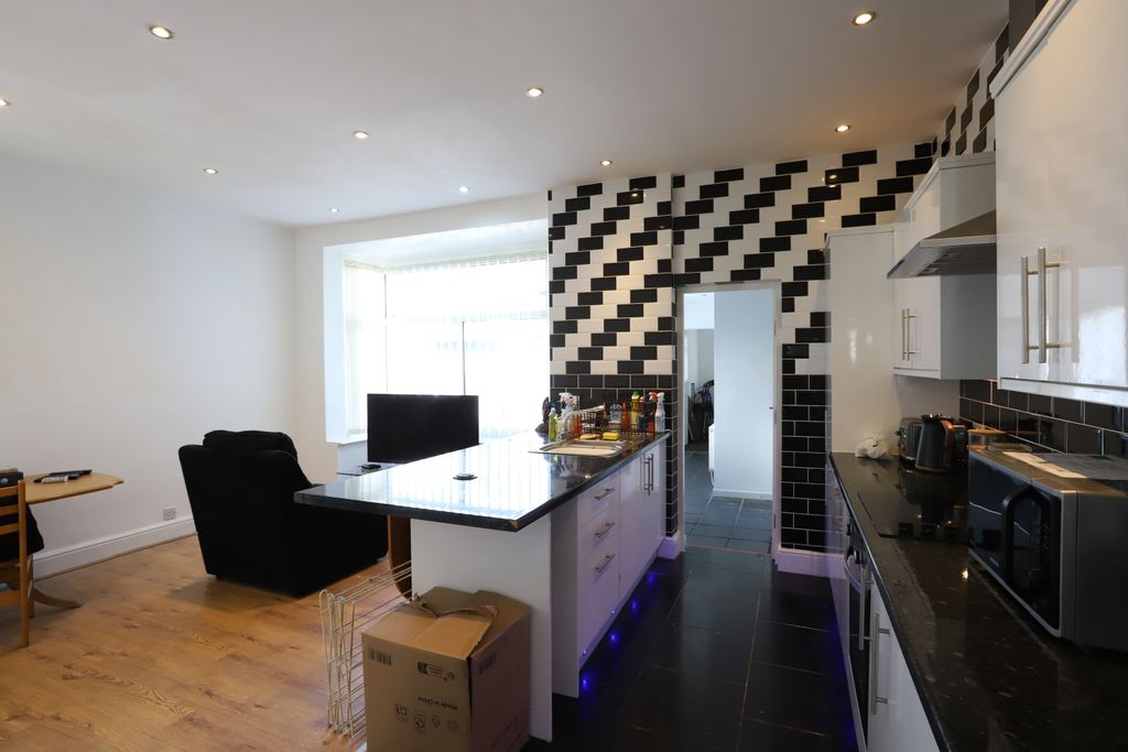 Property photo 2 of 16 Kitchen Lounge Area