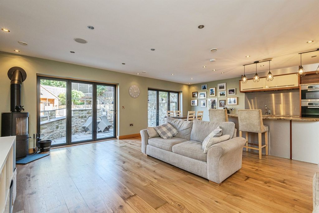 Property photo 3 of 31 Kitchen/Living Room