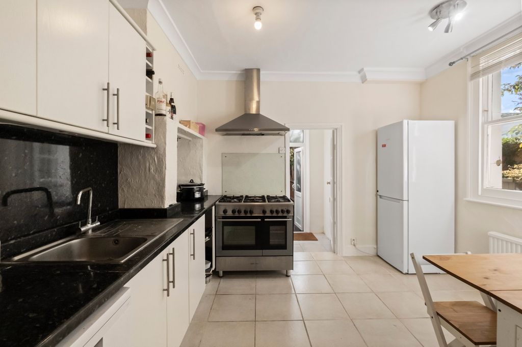 Property photo 3 of 9 Kitchen