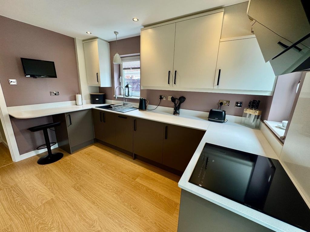 Property photo 3 of 14 Kitchen