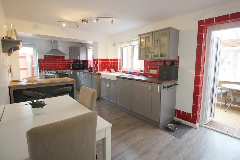 Property photo 3 of 18 Kitchen.Jpg