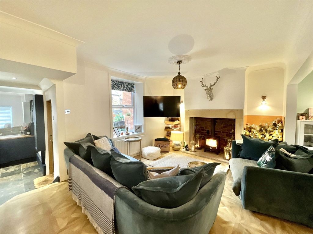 Property photo 1 of 12 Lounge