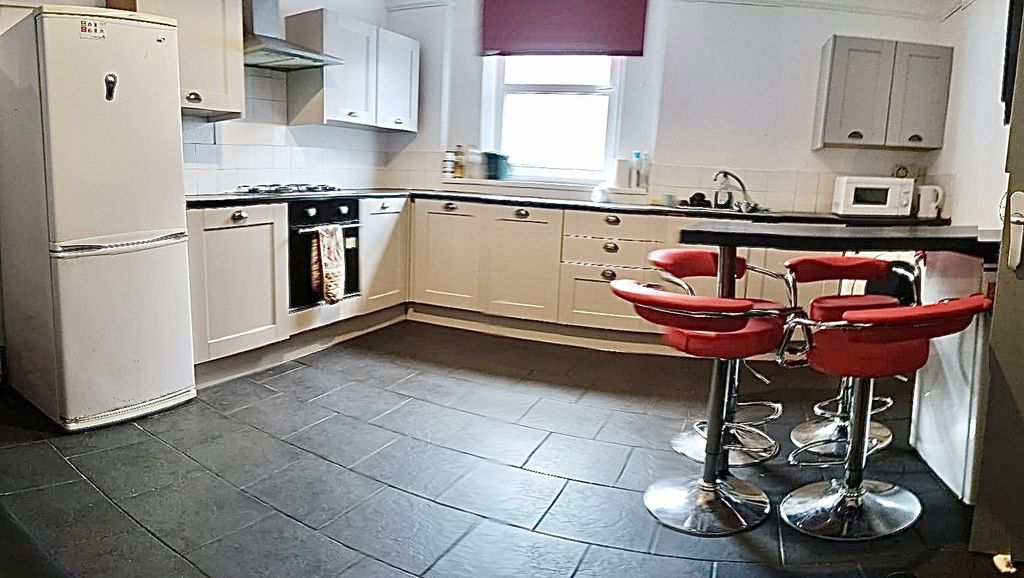 Property photo 3 of 14 128A Eaton - Kitchen (4)