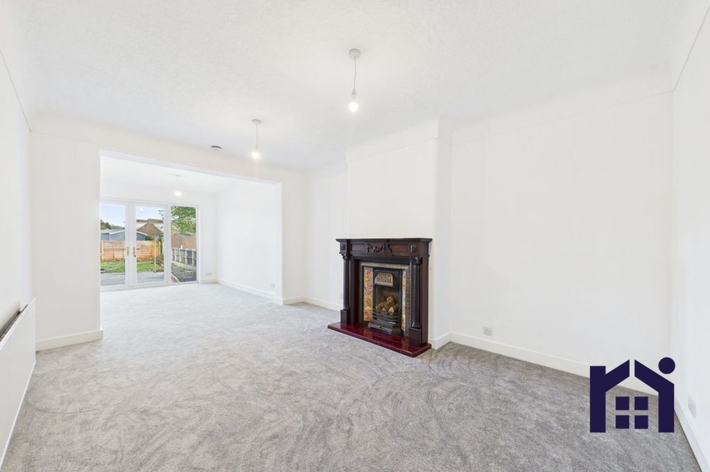 Property photo 3 of 27 Spacious Lounge