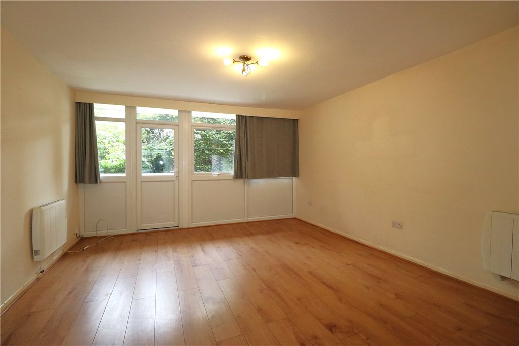 Property photo 2 of 8 Picture No. 15