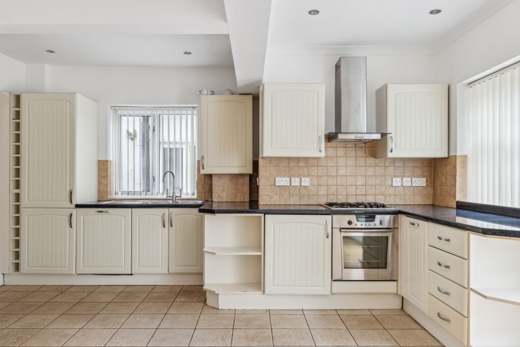 Property photo 3 of 10 3