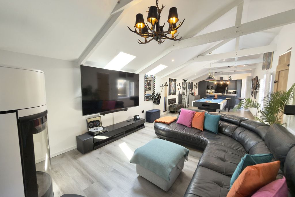 Property photo 3 of 21