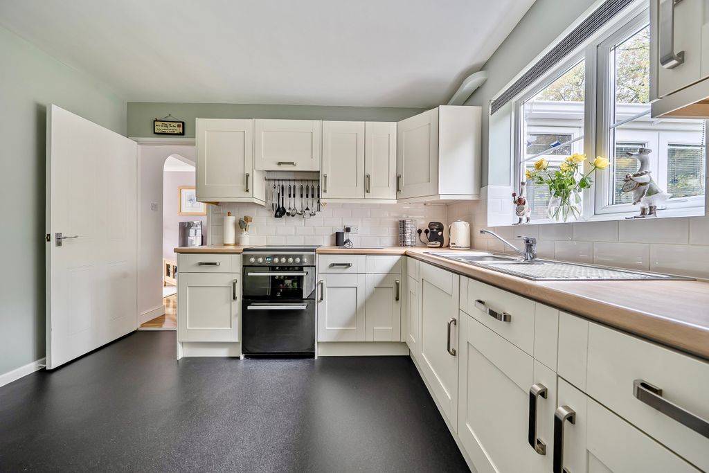 Property photo 3 of 25 Kitchen / Breakfast Room