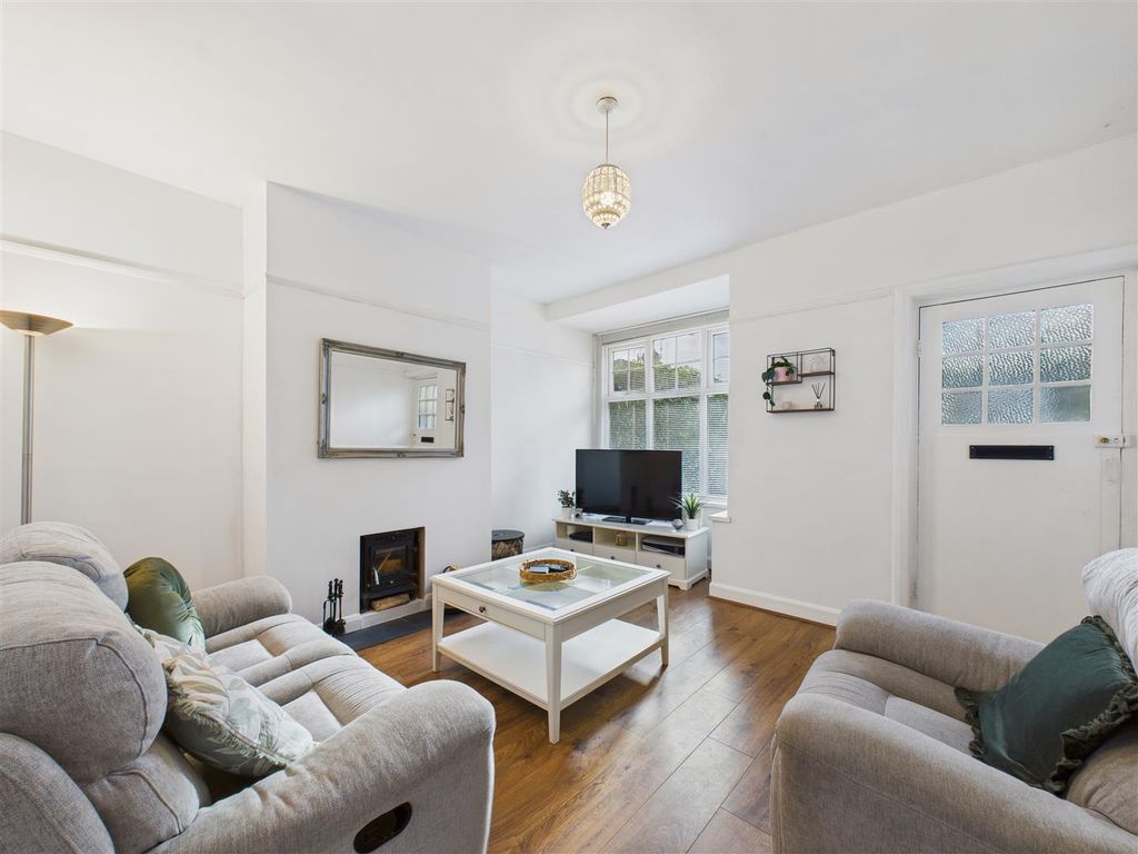 Property photo 1 of 8 Lounge