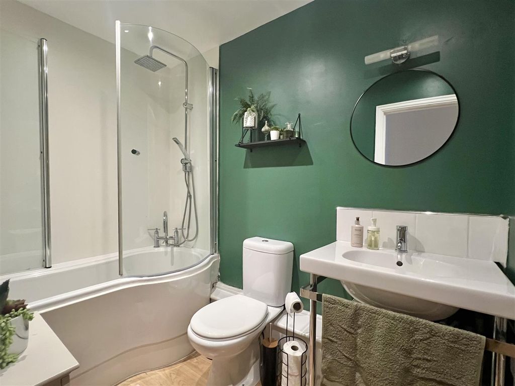 Property photo 3 of 15 Bathroom
