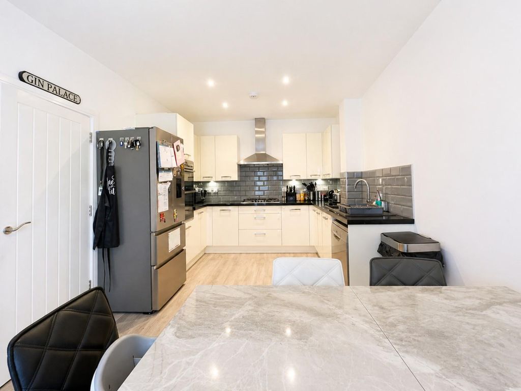 Property photo 2 of 16 Wyatt Close - Kitchen..Jpg
