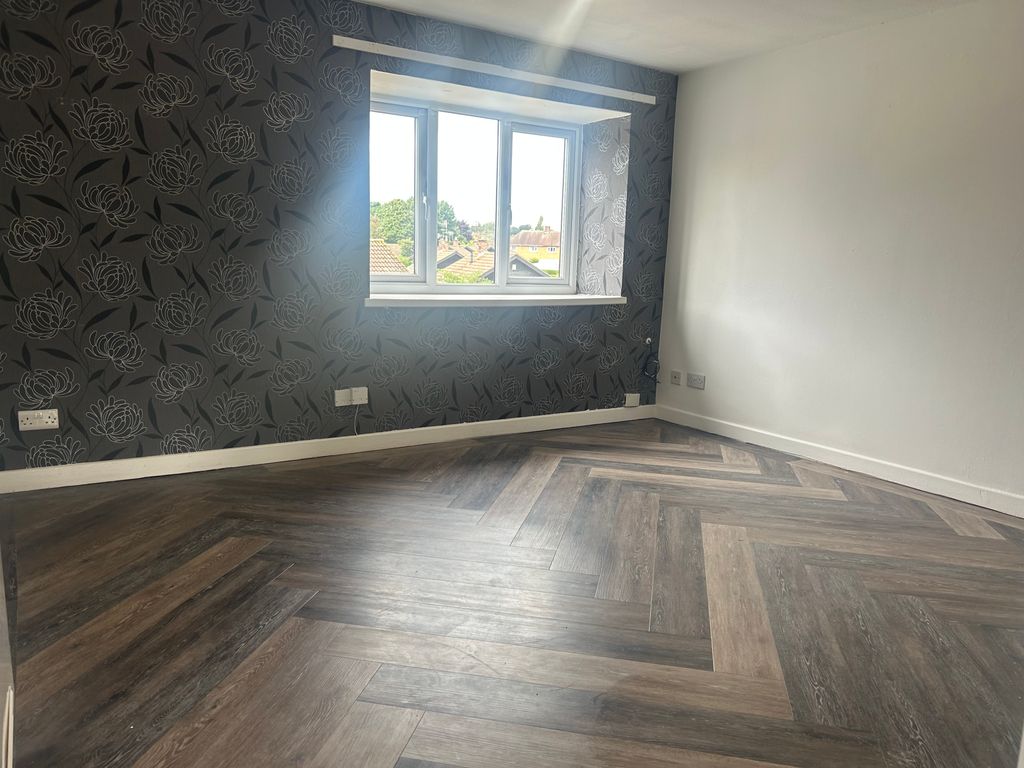 Property photo 3 of 10 Living Room