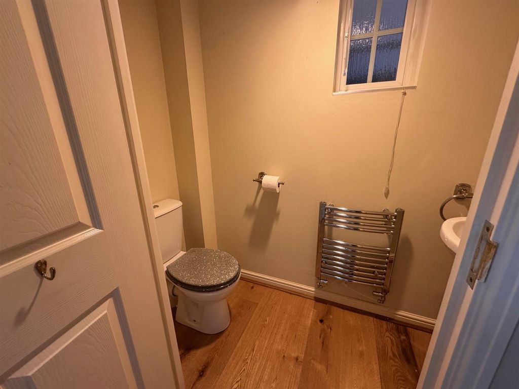 Property photo 3 of 13 Cloakroom