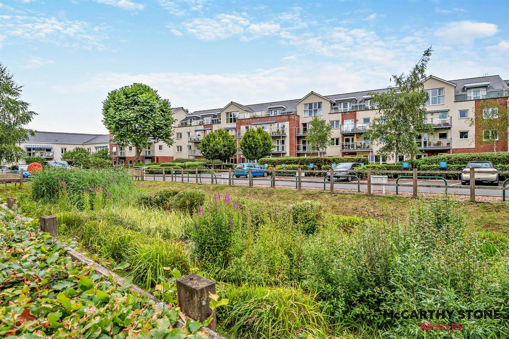 Property photo 1 of 25 Ellisfields Court
