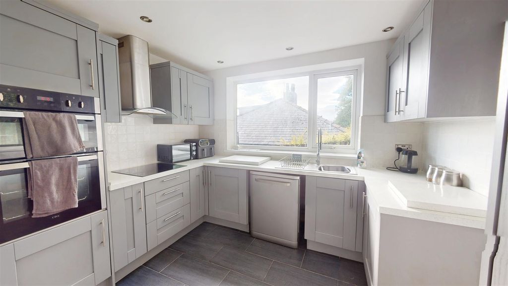 Property photo 3 of 14 Kitchen