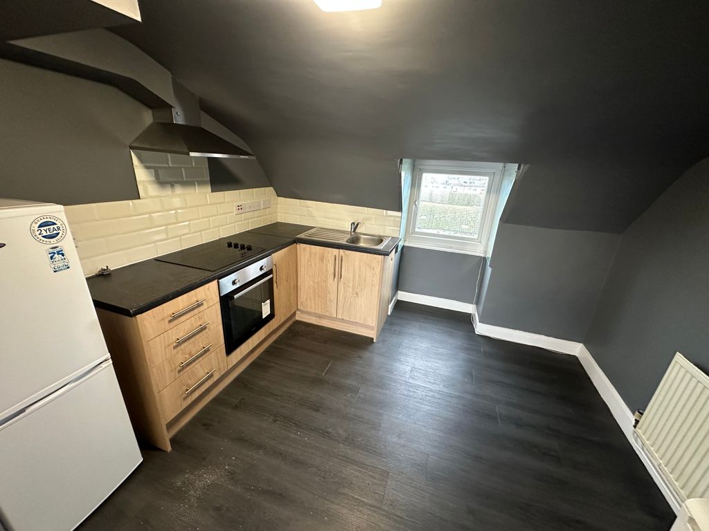 Property photo 2 of 6 Kitchen