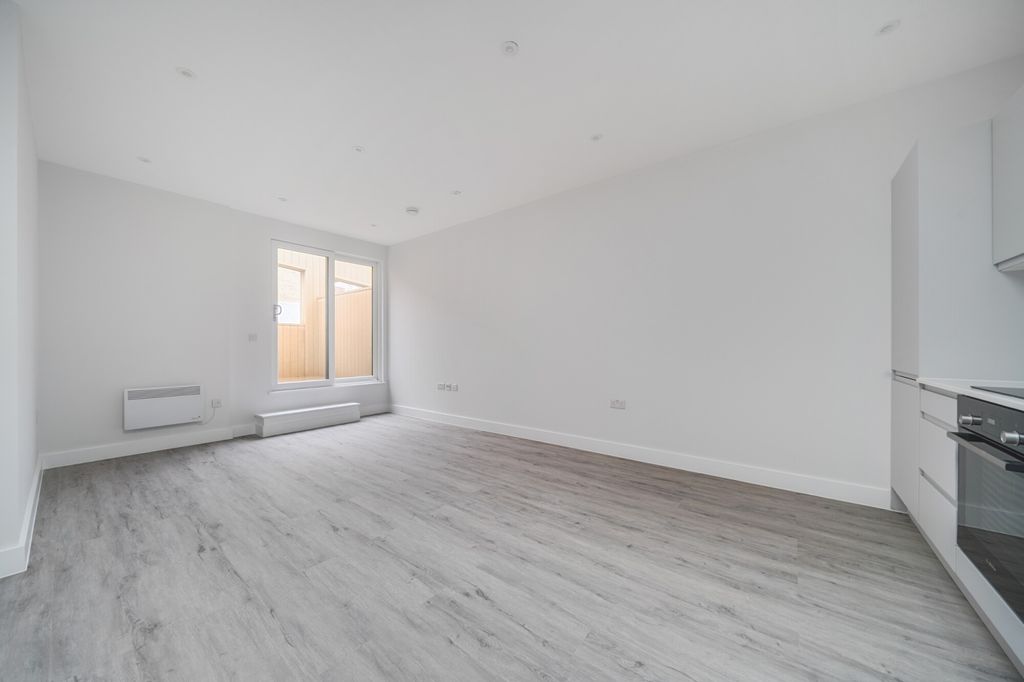 Property photo 3 of 11 1387328-8-6931692...