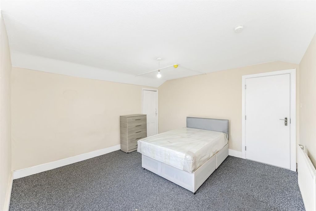 Property photo 1 of 12 425 High Road-4.Jpg