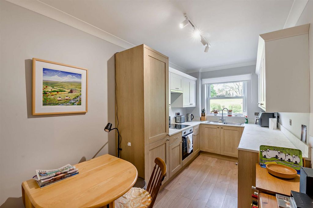 Property photo 2 of 14 8690625-Interior01-800.Jpg