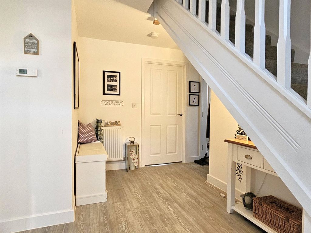 Property photo 3 of 24 Entrance Hall