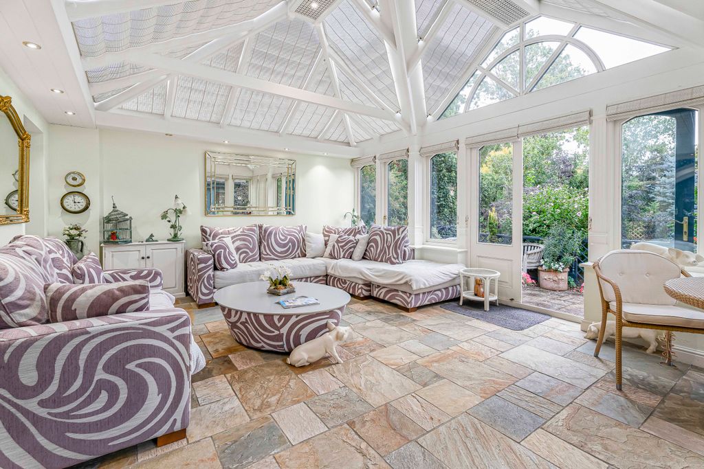 Property photo 3 of 27 Conservatory/ Family Room