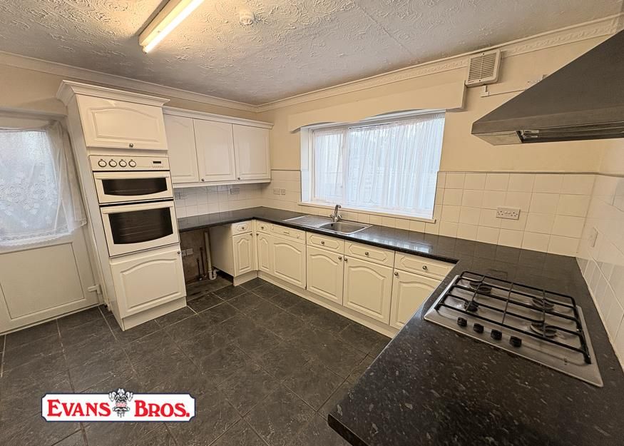 Property photo 3 of 17 Kitchen / Breakfast Room