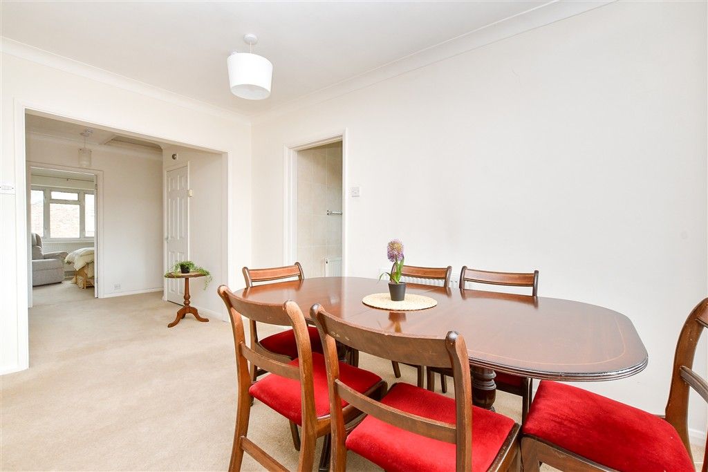 Property photo 3 of 10 Lounge