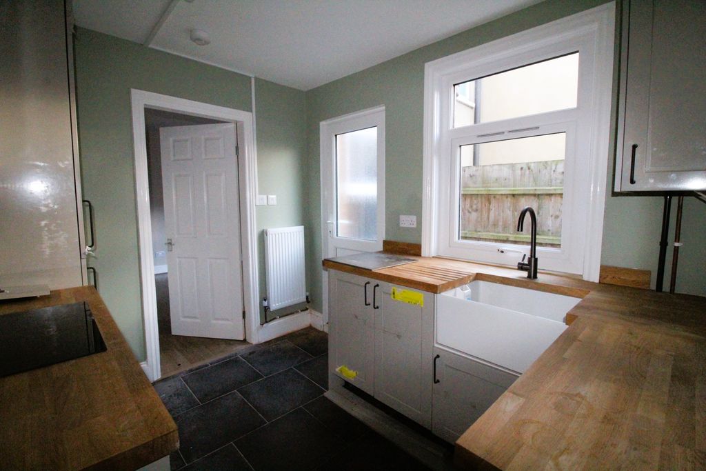 Property photo 2 of 11 Kitchen 2