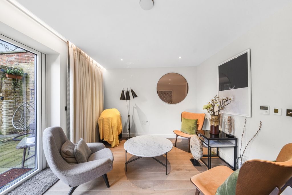 Property photo 3 of 26 Wedgewood Mews