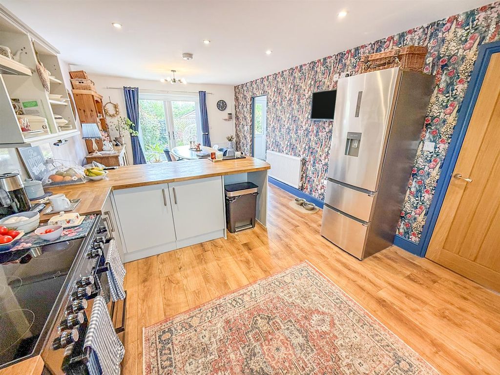 Property photo 2 of 28 Kitchen/ Dining Room