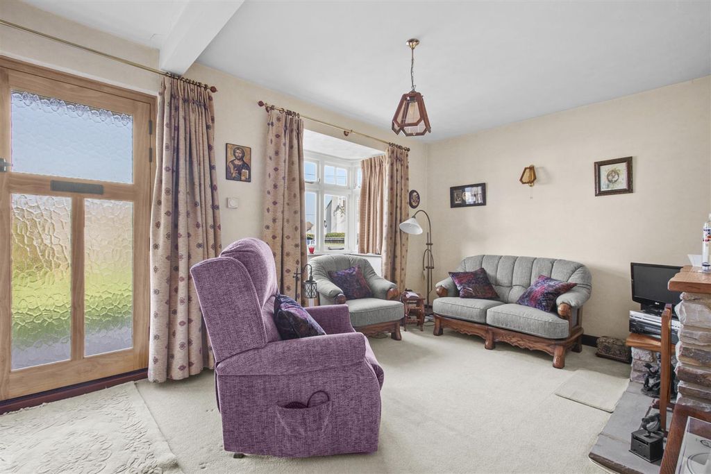 Property photo 3 of 13 29 Green Street, Hp15 7Ra-1.Jpg