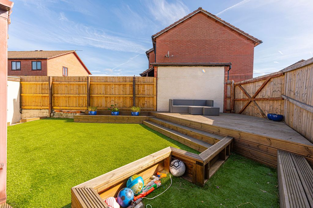 Property photo 2 of 32