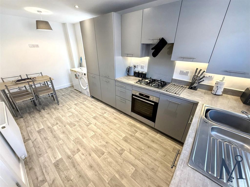 Property photo 3 of 18 Kitchen Diner