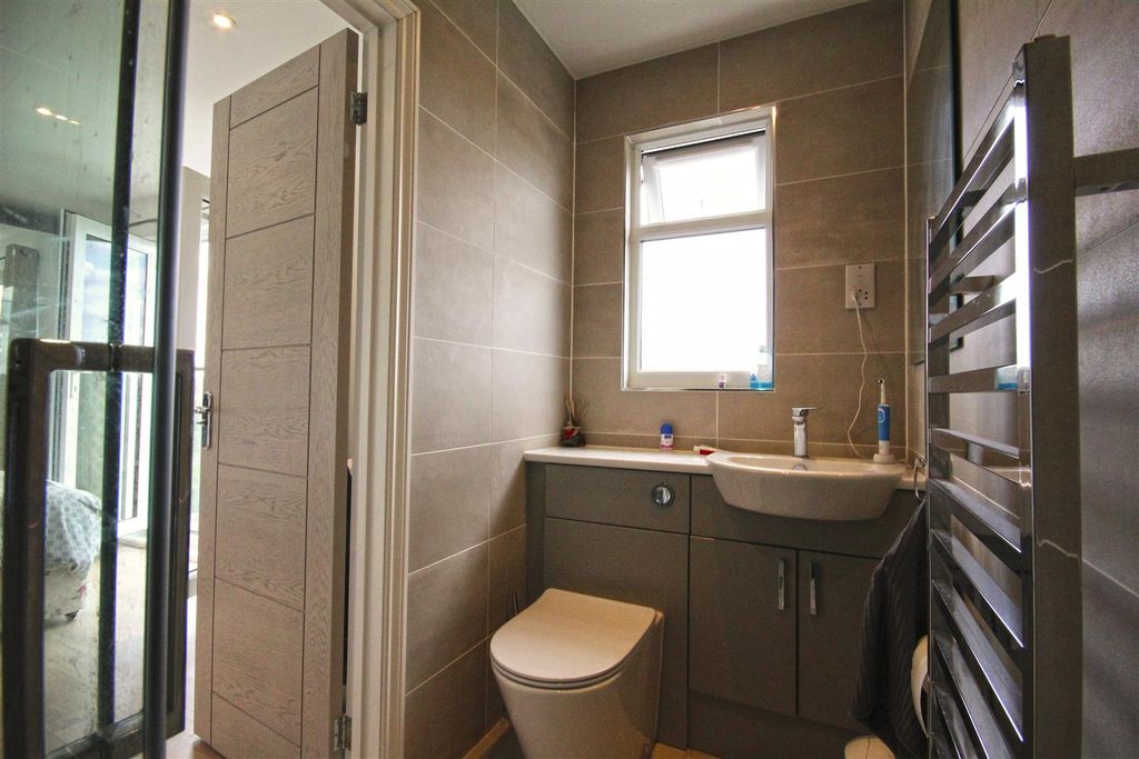 Property photo 2 of 10 Ensuite Shower Room