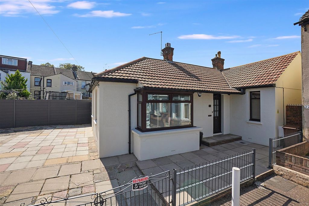 Property photo 2 of 28