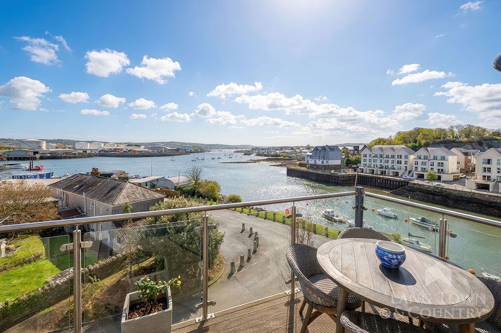 Property photo 2 of 11