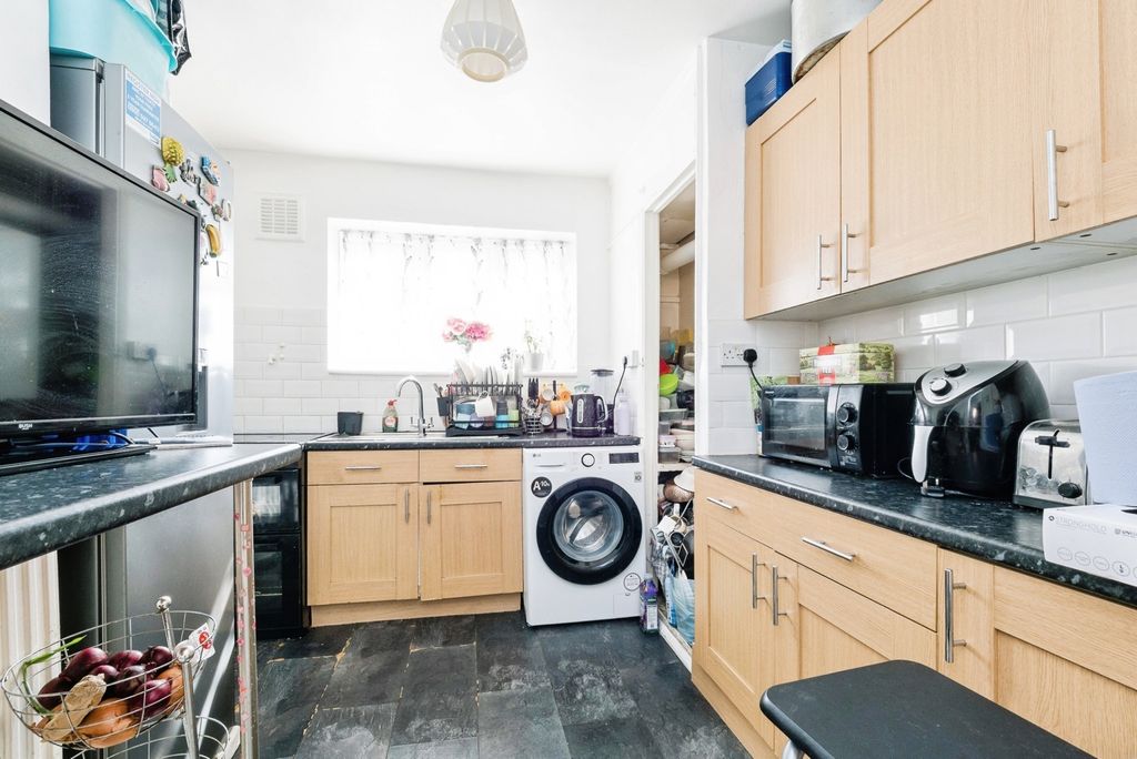 Property photo 2 of 11 Kitchen