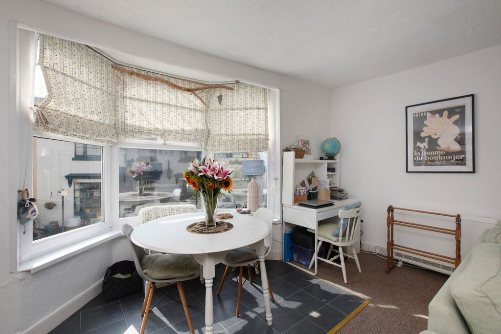 Property photo 3 of 6 Lounge