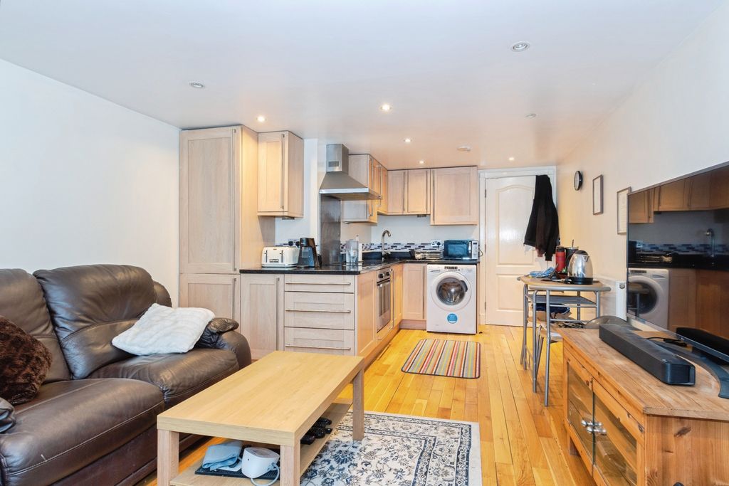 Property photo 2 of 20