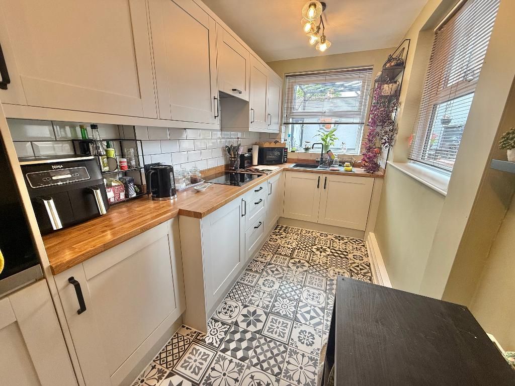 Property photo 2 of 11 Kitchen