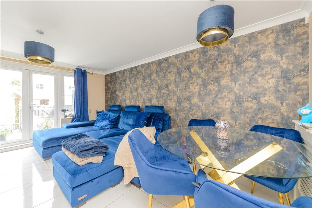 Property photo 1 of 11 Lounge