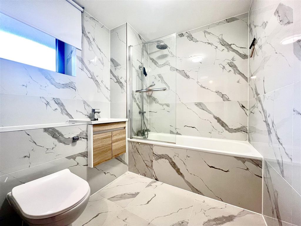 Property photo 2 of 8 Bathroom