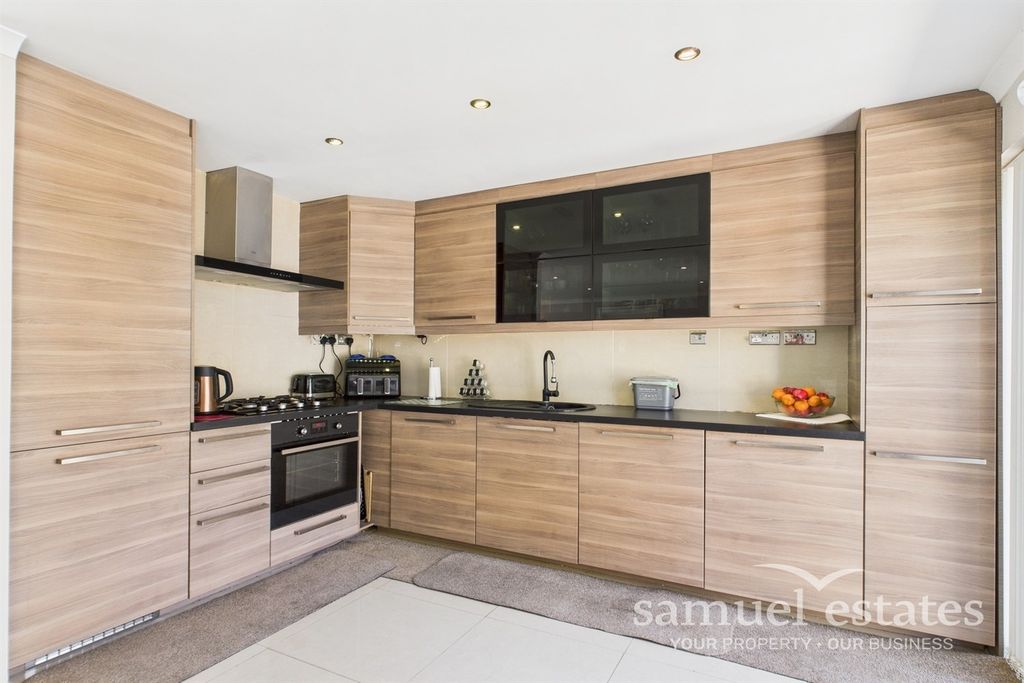 Property photo 3 of 11 Kitchen
