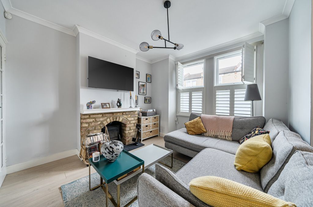 Property photo 2 of 17 1397775-15-696565...