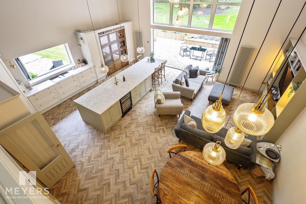 Property photo 3 of 33